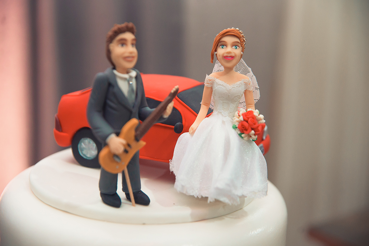Detalhe da decoração da mesa dos noivos, noivinhos em cima do bolo de casamento. Foto por Marco Moscarelli Fotografo Pelotas.