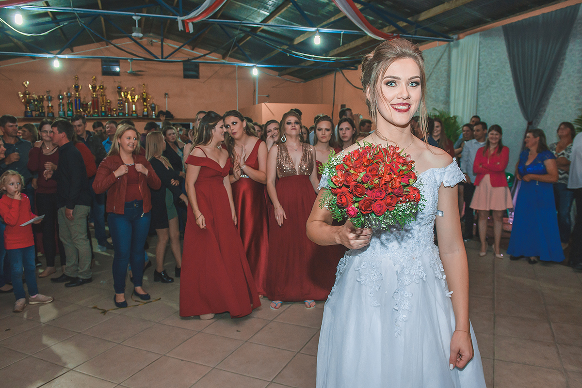 Noiva com seu buquê nos preparativos para jogar o buquê de noiva durante a festa de casamento. Foto por Marco Moscarelli Fotografo Pelotas.