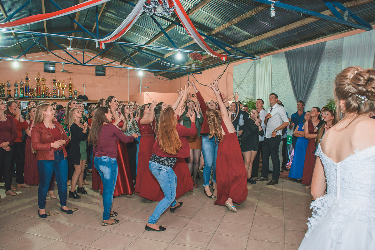 Madrinhas tentando pegar o buque. Foto por Marco Moscarelli Fotografo Pelotas.