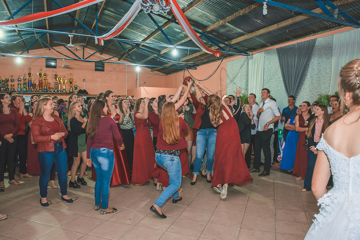 Madrinhas tentando pegar o buque. Foto por Marco Moscarelli Fotografo Pelotas.