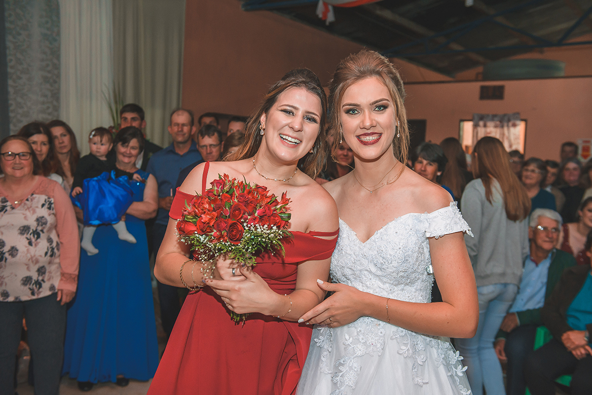 Noiva posando para foto com a madrinha que feliz pegou o buquê. Foto por Marco Moscarelli Fotografo Pelotas.