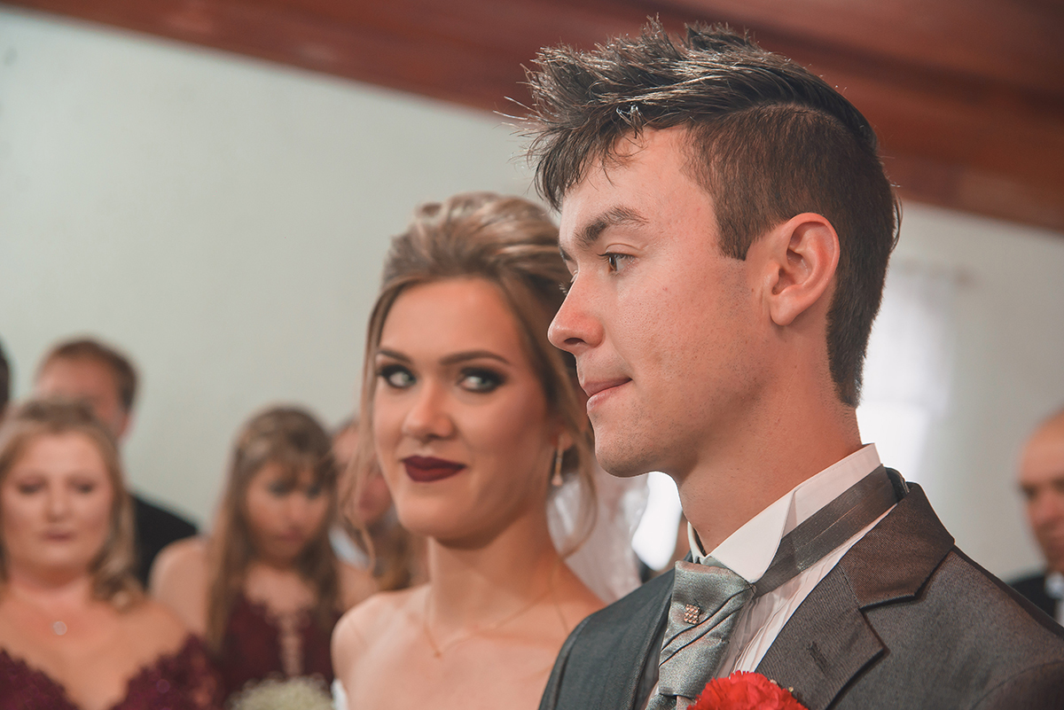 Noiva com um belo olhar para o noivo durante a cerimônia de casamento. Foto por Marco Moscarelli Fotografo Pelotas.