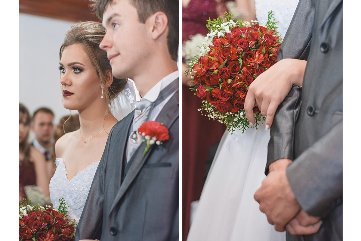 Dois detalhes na mesma foto, olhares dos noivos para o padre e detalhe do buque^da noiva durante o casamento. Foto por Marco Moscarelli Fotografo Pelotas.