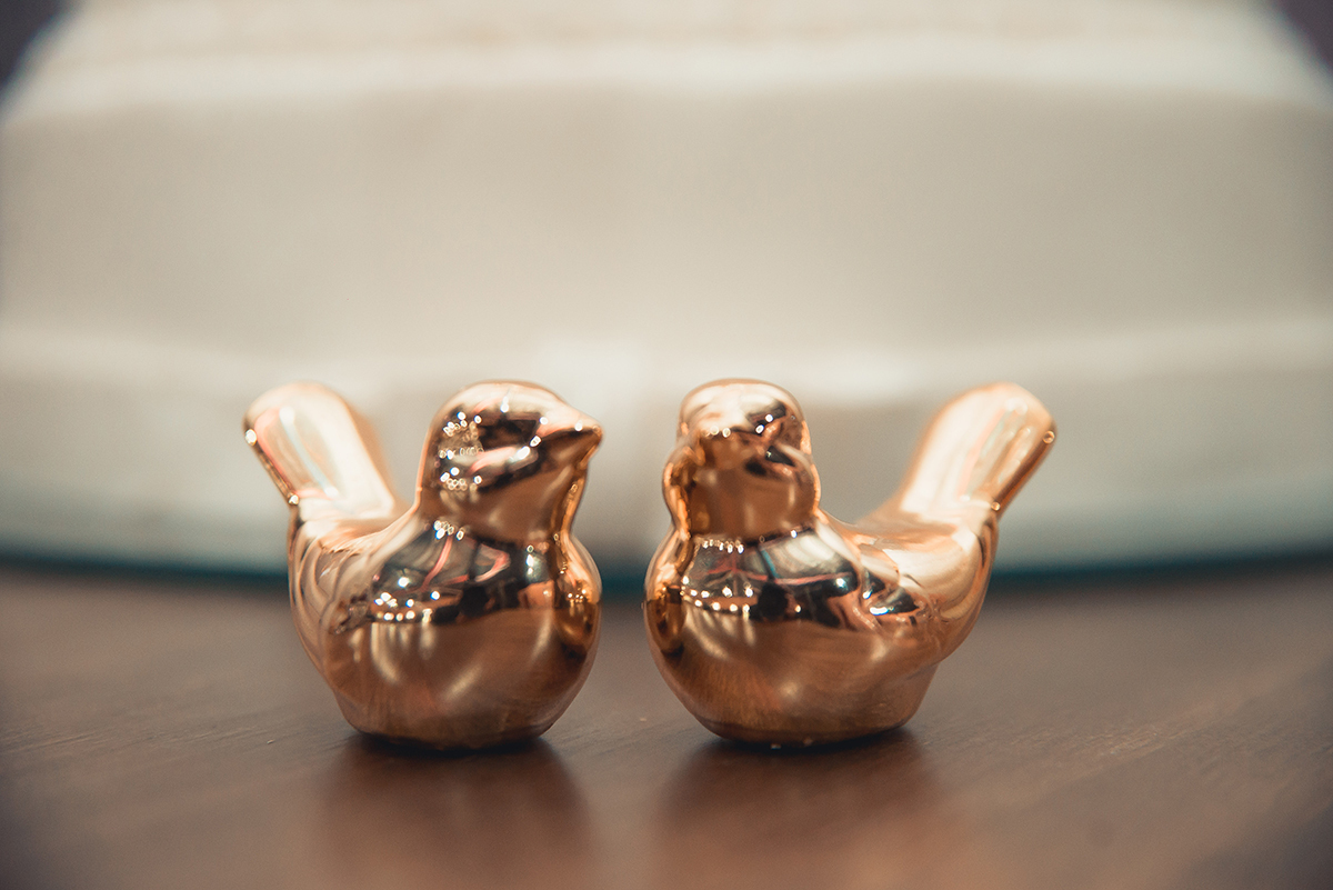 Detalhe da decoração da mesa dos noivos, pombinhos em cima do bolo de casamento. Foto por Marco Moscarelli Fotografo Pelotas.