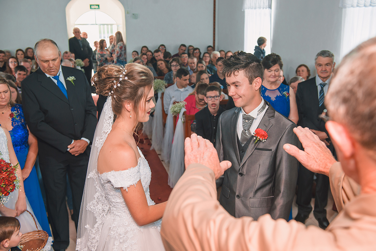 Benção do padre aos noivos durante o casamento.  Foto por Marco Moscarelli Fotografo Pelotas. 