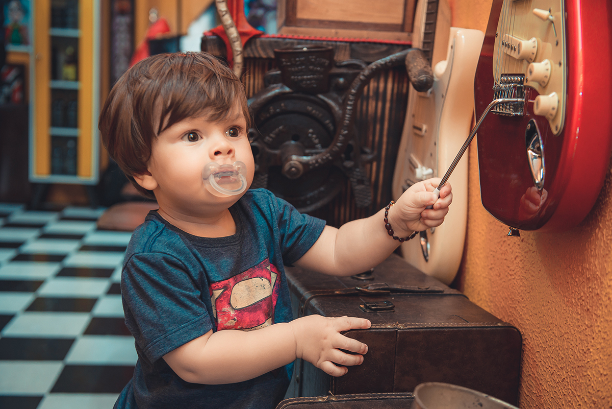 lindo olhar de mãe para filho durante ensaio fotográfico de família. Foto por Marco Moscarelli Fotografo Pelotas.