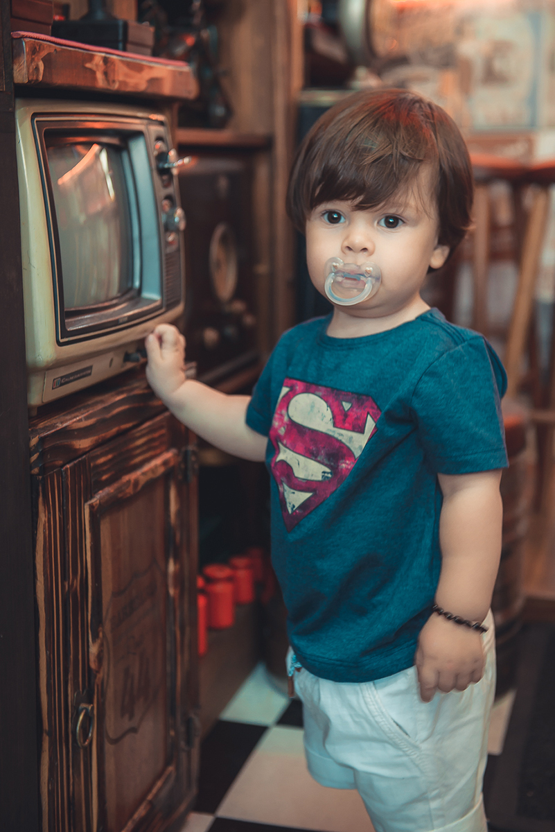 Retrato de bebê  durante ensaio fotográfico de família. Foto por Marco Moscarelli Fotografo Pelotas.