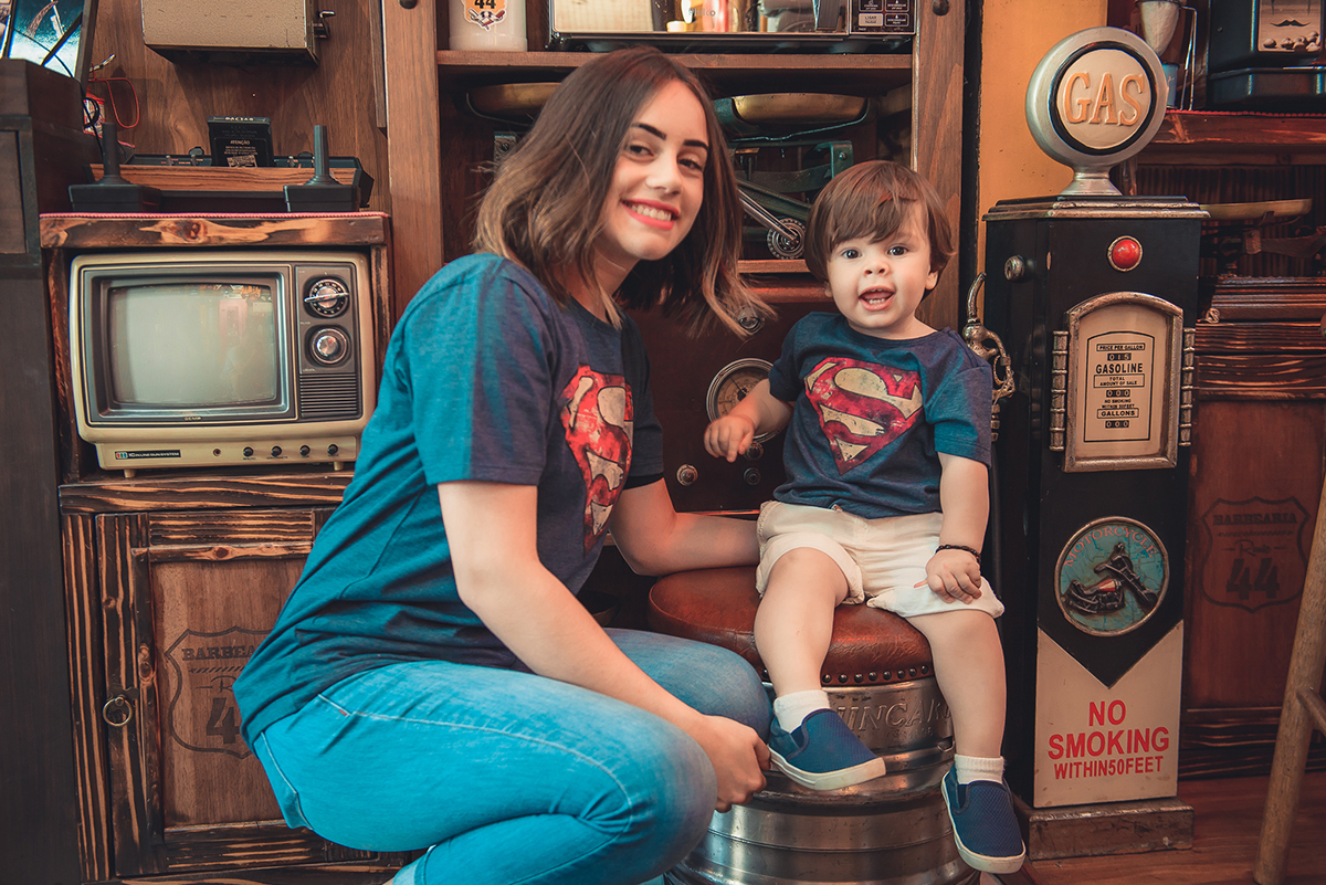 lindo olhar de mãe para filho durante ensaio fotográfico de família. Foto por Marco Moscarelli Fotografo Pelotas.