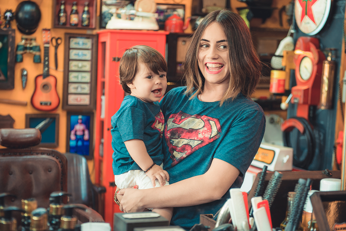 lindo olhar de mãe para filho durante ensaio fotográfico de família. Foto por Marco Moscarelli Fotografo Pelotas.