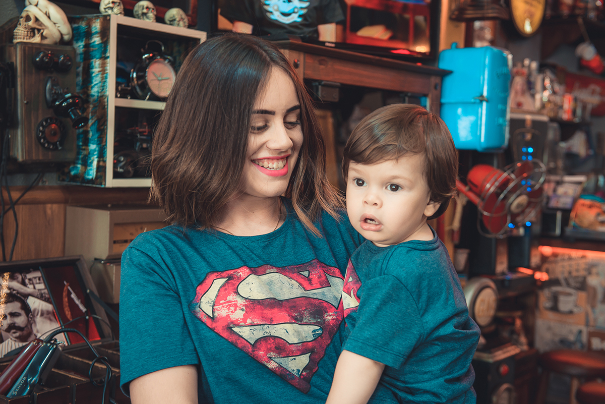 lindo olhar de mãe para filho durante ensaio fotográfico de família. Foto por Marco Moscarelli Fotografo Pelotas.