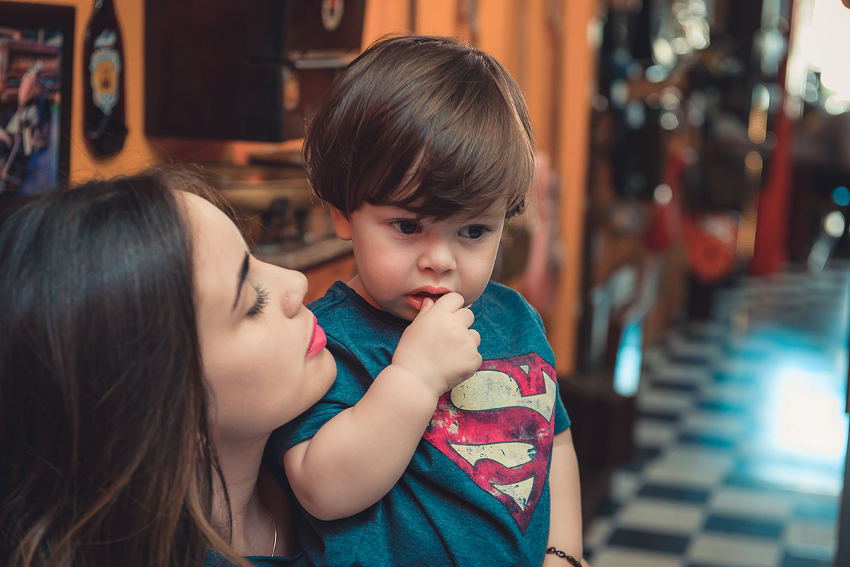 lindo olhar de mãe para filho durante ensaio fotográfico de família. Foto por Marco Moscarelli Fotografo Pelotas.