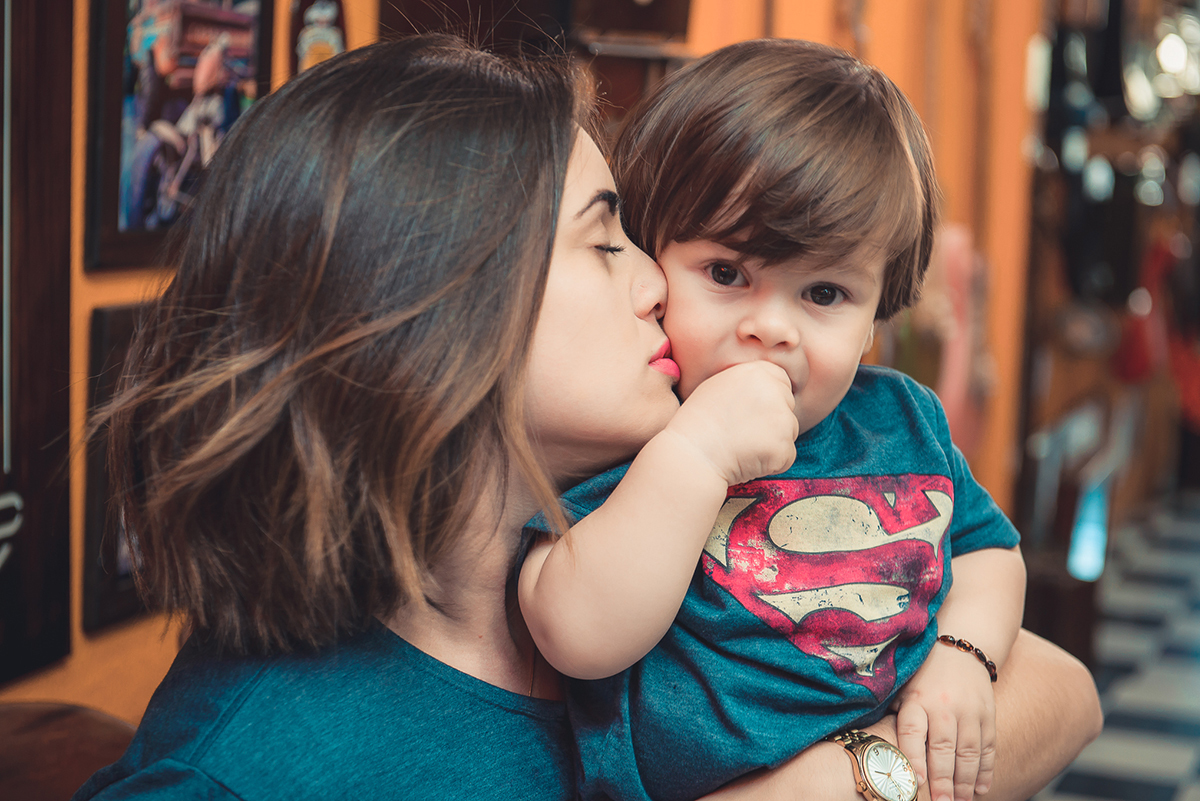 lindo beijo de mãe para filho durante ensaio fotográfico de família. Foto por Marco Moscarelli Fotografo Pelotas.