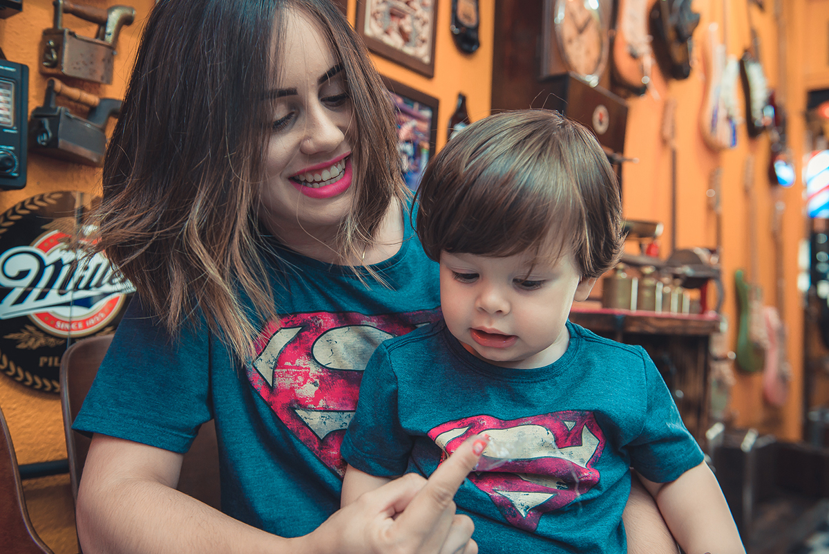 Mãe brincando com seu bebê durante ensaio fotográfico de família. Foto por Marco Moscarelli Fotografo Pelotas.