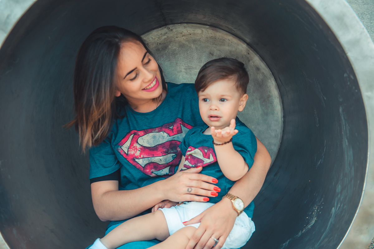 Mãe brincando com seu bebê durante ensaio fotográfico de família. Foto por Marco Moscarelli Fotografo Pelotas.