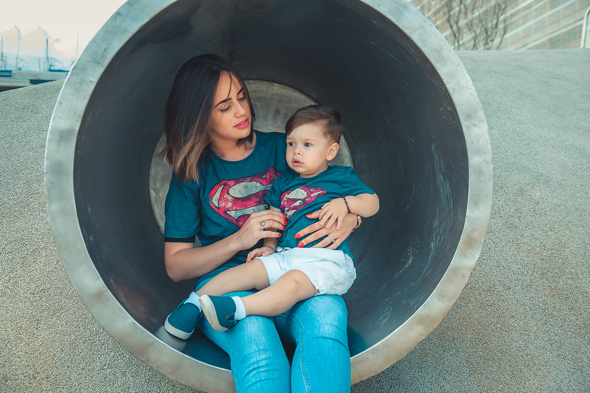 Mãe brincando com seu bebê durante ensaio fotográfico de família. Foto por Marco Moscarelli Fotografo Pelotas.