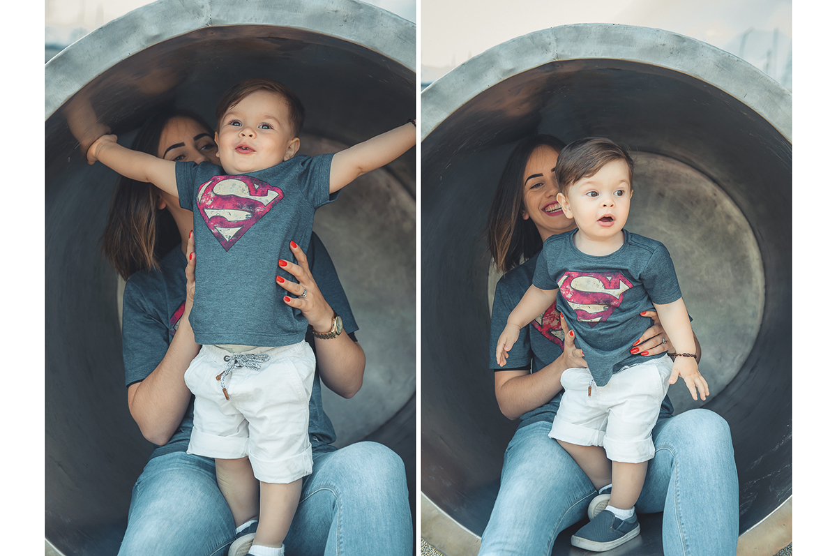 Mãe brincando com seu bebê durante ensaio fotográfico de família. Foto por Marco Moscarelli Fotografo Pelotas.