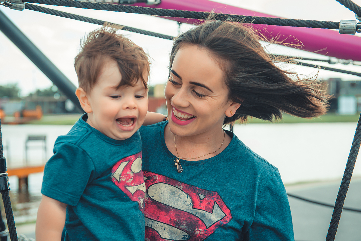 Mãe brincando com seu bebê durante ensaio fotográfico de família. Foto por Marco Moscarelli Fotografo Pelotas.