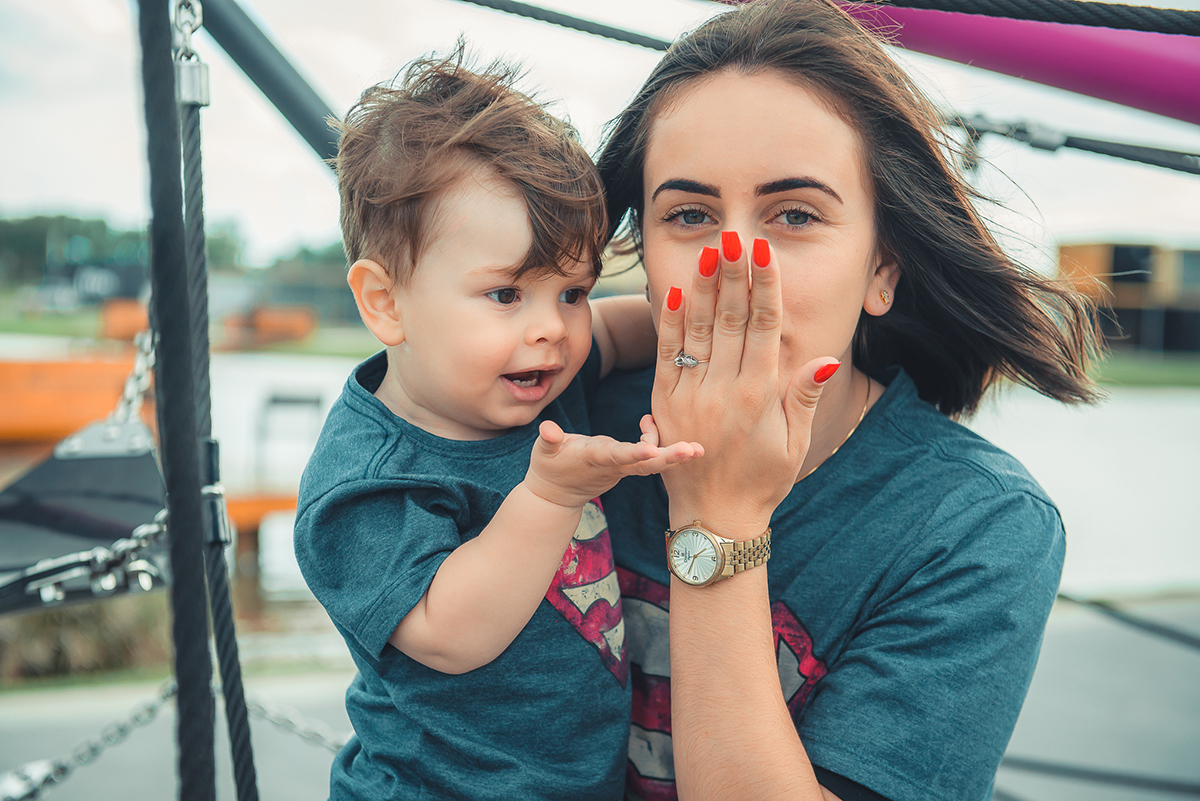 Mãe brincando com seu bebê durante ensaio fotográfico de família. Foto por Marco Moscarelli Fotografo Pelotas.