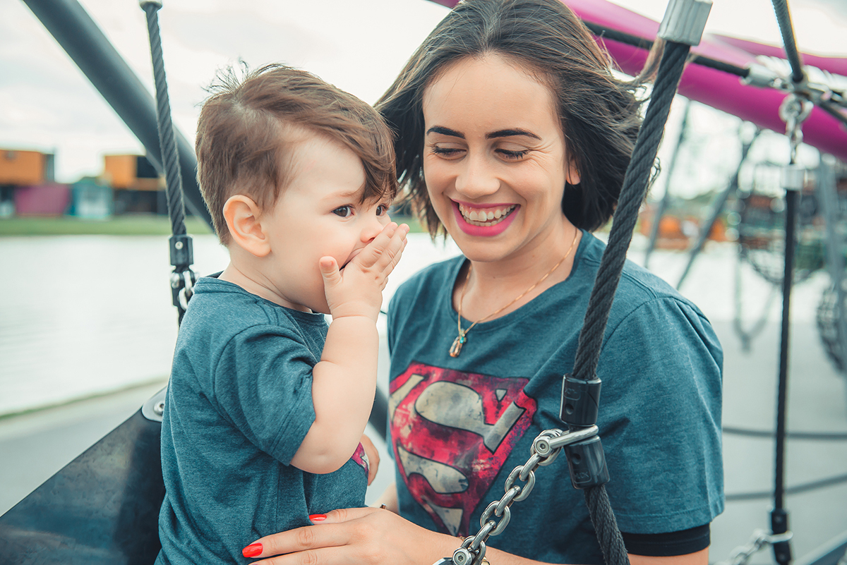 Mãe brincando com seu bebê durante ensaio fotográfico de família. Foto por Marco Moscarelli Fotografo Pelotas.