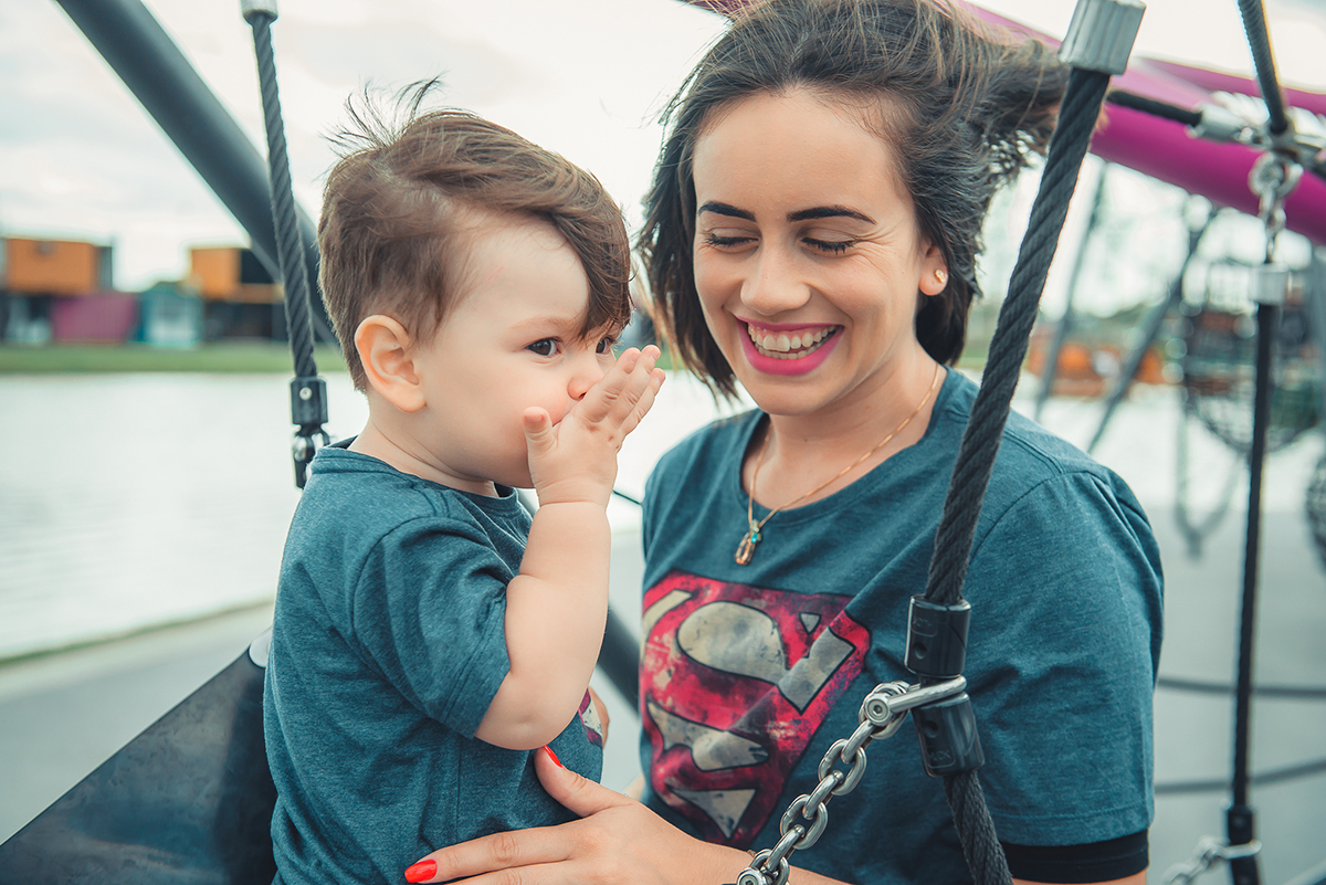 Mãe brincando com seu bebê durante ensaio fotográfico de família. Foto por Marco Moscarelli Fotografo Pelotas.