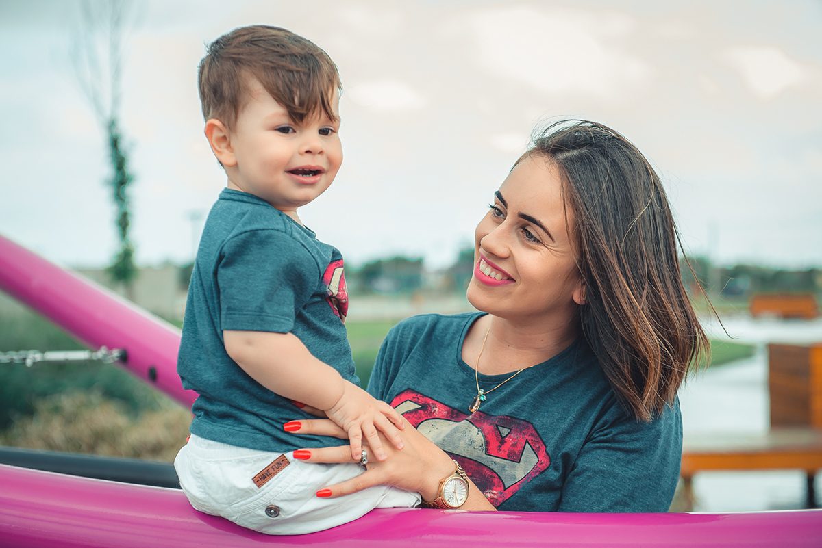 Mãe brincando com seu bebê durante ensaio fotográfico de família. Foto por Marco Moscarelli Fotografo Pelotas.