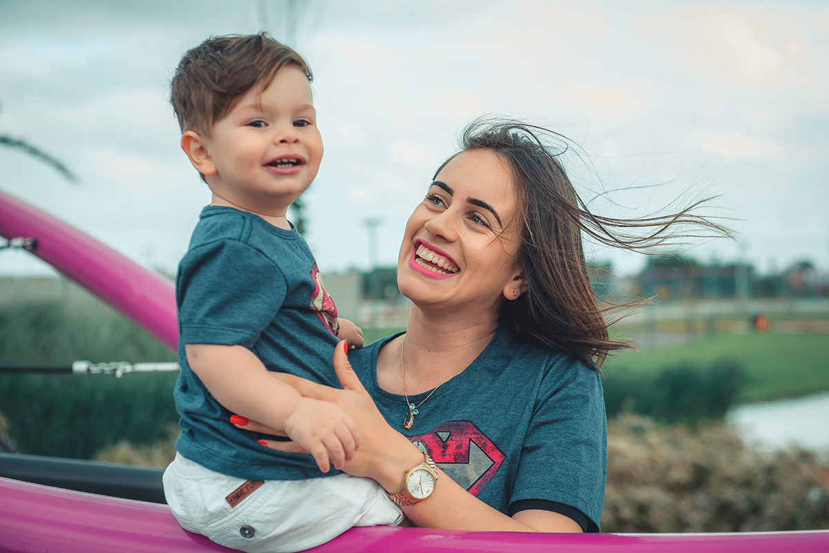 Mãe brincando com seu bebê durante ensaio fotográfico de família. Foto por Marco Moscarelli Fotografo Pelotas.