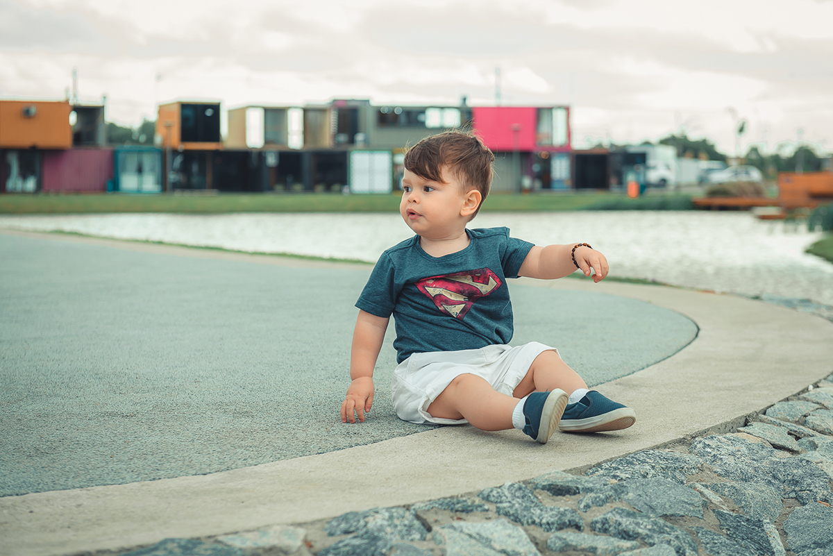 Bebê brincando durante ensaio fotográfico de família. Foto por Marco Moscarelli Fotografo Pelotas.