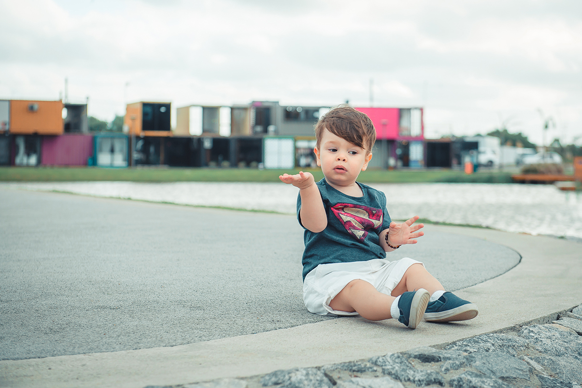 Bebê brincando durante ensaio fotográfico de família. Foto por Marco Moscarelli Fotografo Pelotas.