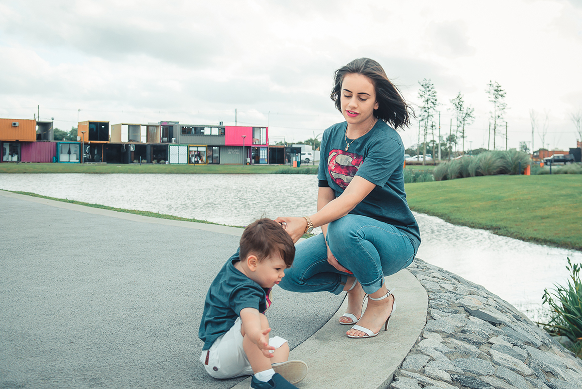 Bebê brincando durante ensaio fotográfico de família. Foto por Marco Moscarelli Fotografo Pelotas.