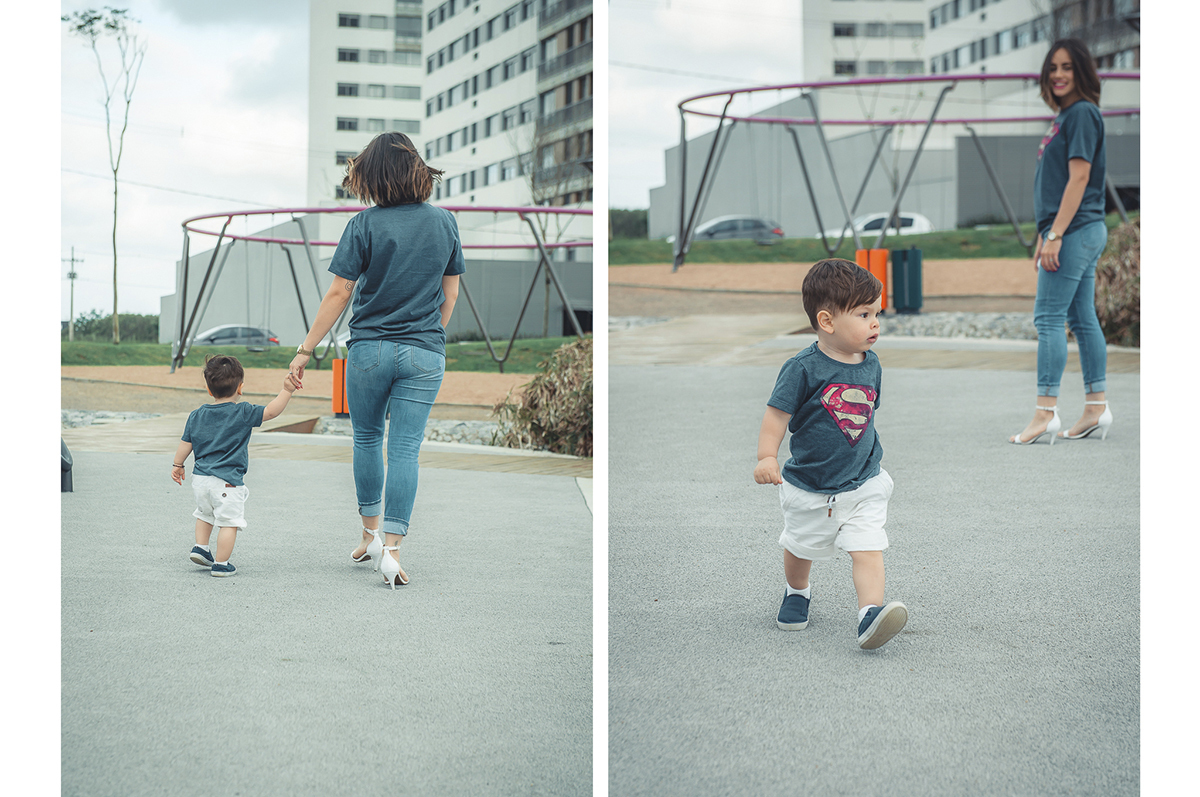 Bebê com a mão dada com sua mãe   durante ensaio fotográfico de família. Foto por Marco Moscarelli Fotografo Pelotas.