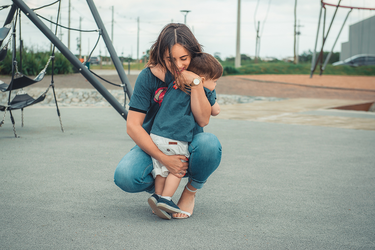 lindo abraço de mãe e filho durante ensaio fotográfico de família. Foto por Marco Moscarelli Fotografo Pelotas.