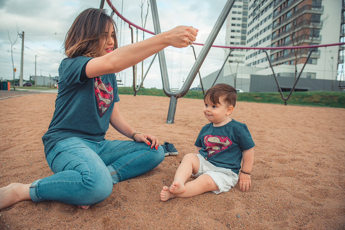 Mãe e filho brincando com areia  durante ensaio fotográfico de família. Foto por Marco Moscarelli Fotografo Pelotas.