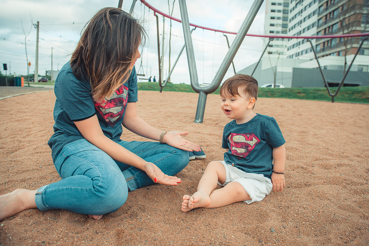Mãe e filho brincando com areia  durante ensaio fotográfico de família. Foto por Marco Moscarelli Fotografo Pelotas.