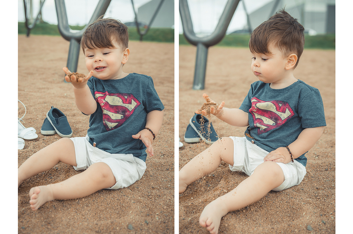 Bebê rindo alegremente enquanto brinca com areia durante ensaio de família. Foto por Marco Moscarelli Fotógrafo Pelotas.