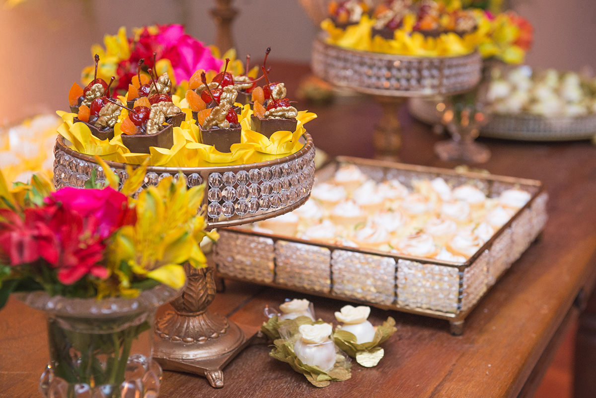 Fotografia em detalhe da mesa de doces que compõe a decoração da formatura. Foto por Marco Moscarelli Fotografo Pelotas.