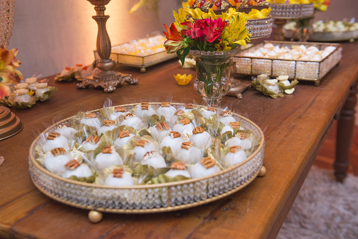 Fotografia em detalhe da mesa de doces que compõe a decoração da formatura. Foto por Marco Moscarelli Fotografo Pelotas.