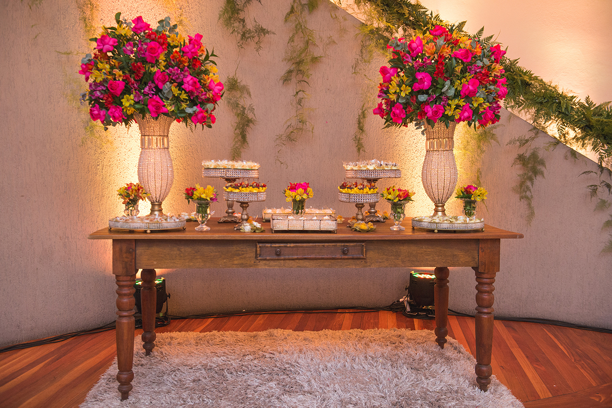Fotografia em detalhe da mesa de doces que compõe a decoração da formatura. Foto por Marco Moscarelli Fotografo Pelotas.
