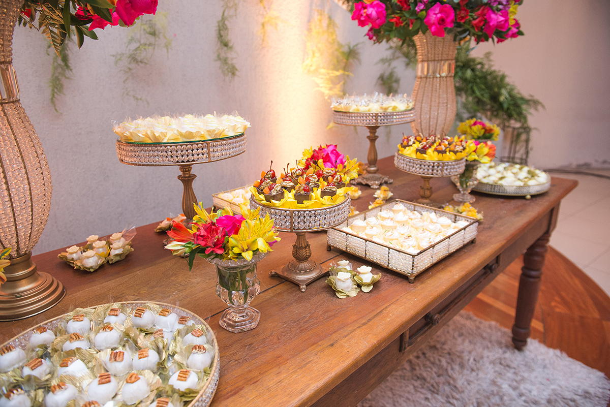 Fotografia em detalhe da mesa de doces que compõe a decoração da formatura. Foto por Marco Moscarelli Fotografo Pelotas.