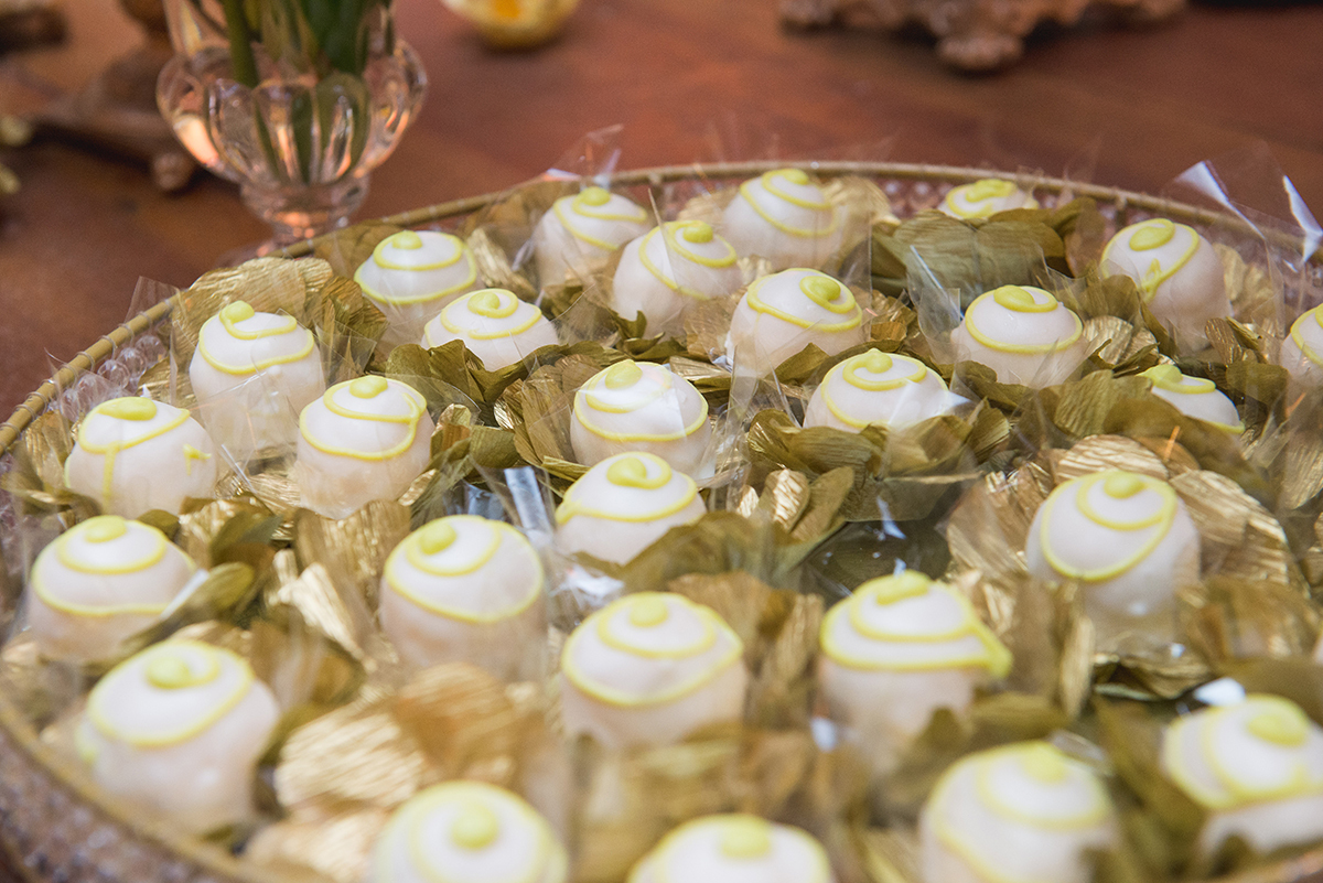 Fotografia em detalhe da mesa de doces que compõe a decoração da formatura. Foto por Marco Moscarelli Fotografo Pelotas.
