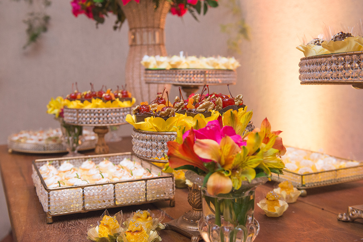 Fotografia em detalhe da mesa de doces que compõe a decoração da formatura. Foto por Marco Moscarelli Fotografo Pelotas.