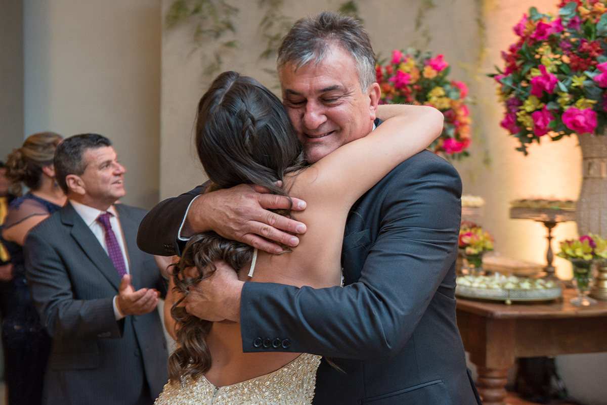 Momento lindo da entrada da formanda em sua recepção de formatura em medicina abraçando sua mãe.Foto por Marco Moscarelli Fotografo 
