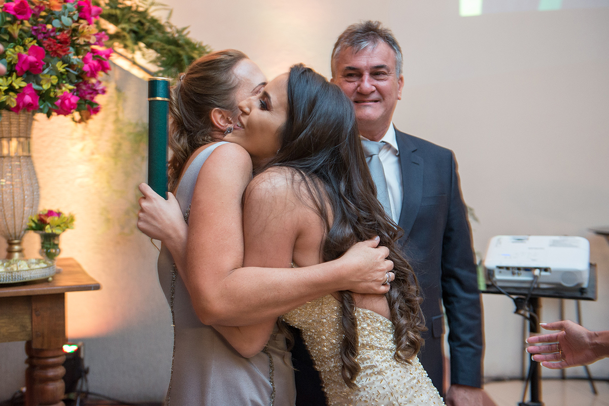 Momento lindo da entrada da formanda em sua recepção de formatura em medicina abraçando sua mãe.Foto por Marco Moscarelli Fotografo Pelotas.