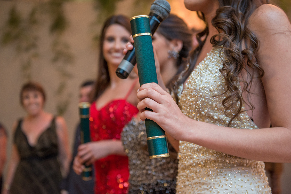 Formanda discursando com seu canudo de formatura em medicina em detalhe. Foto por Marco Moscarelli Fotografo Pelotas.