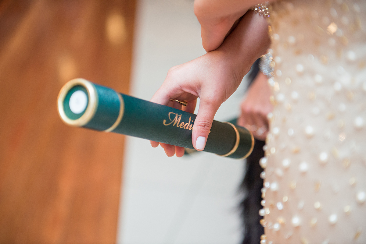 Detalhe do canudo de formatura em medicina em Pelotas. Foto por Marco Moscarelli Fotografo Pelotas.