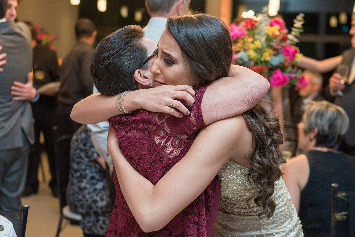 Avó da formanda abraçando lindamente a formanda em medicina em Pelotas. Foto por Marco Moscarelli Fotografo Pelotas.