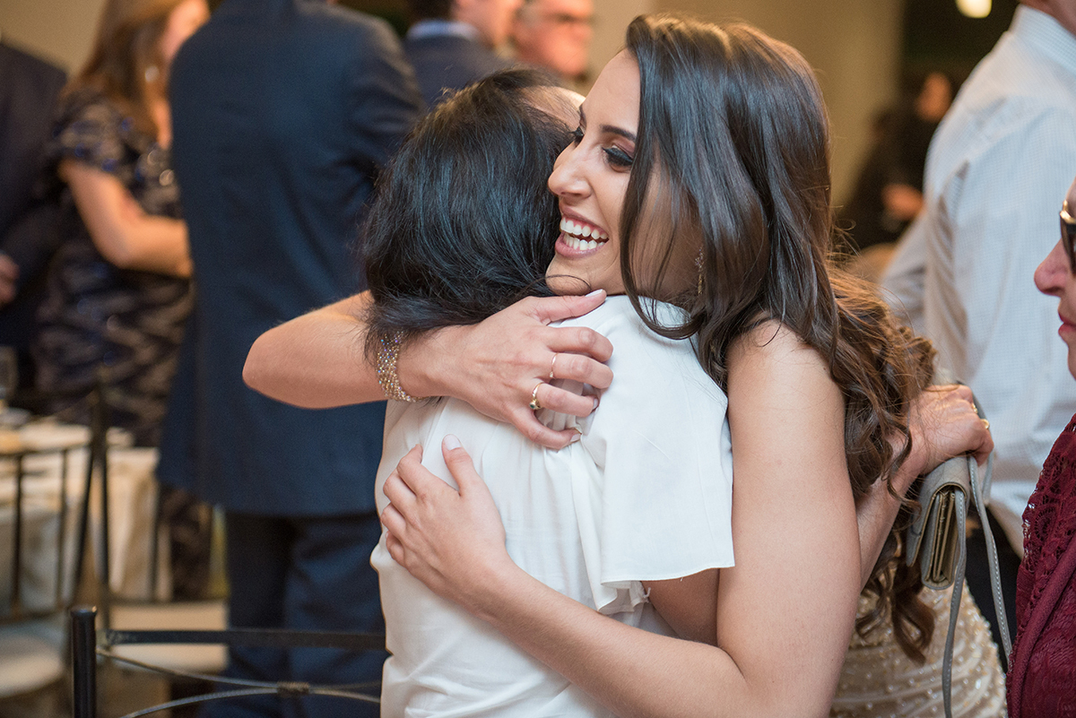 Avó da formanda abraçando lindamente a formanda em medicina em Pelotas. Foto por Marco Moscarelli Fotografo Pelotas.