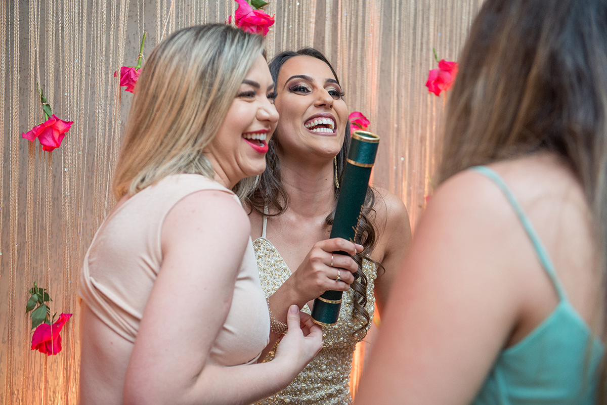 lindo sorriso da formanda em medicina em Pelotas. Foto por Marco Moscarelli Fotografo Pelotas.
