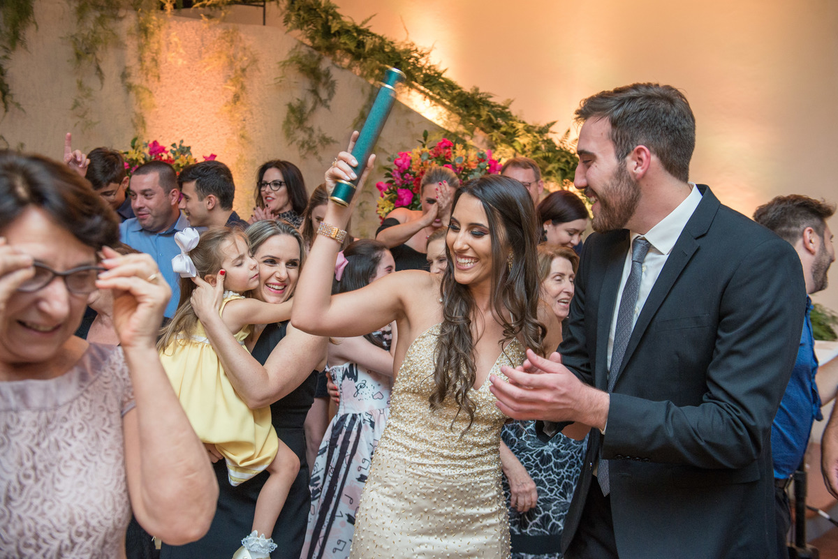 Formanda se divertindo alegremente com seu canudo de formatura.  Foto por Marco Moscarelli Fotografo Pelotas.