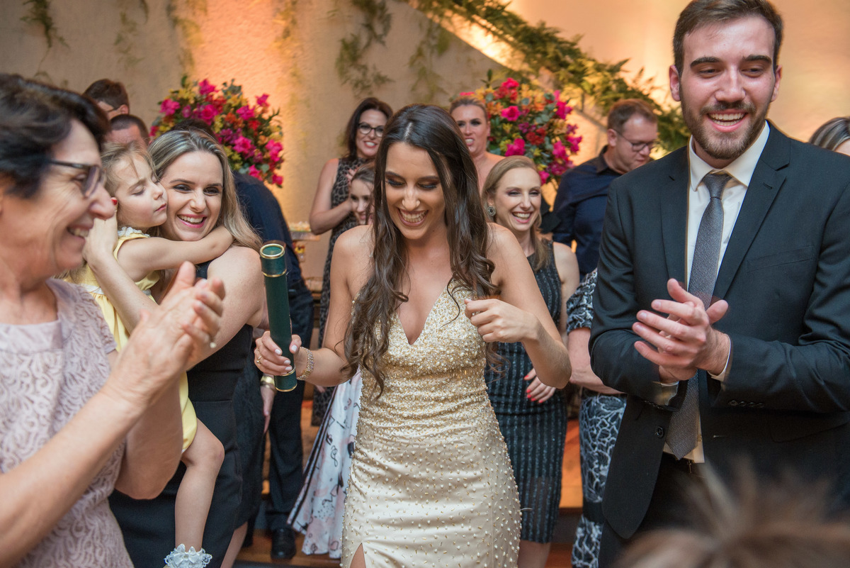 Formanda se divertindo alegremente com seu canudo de formatura.  Foto por Marco 