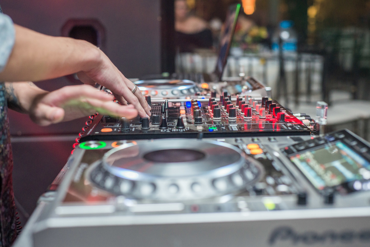 Detalhe da mesa do DJ da recepção de formatura. Foto por Marco Moscarelli Fotografo Pelotas.